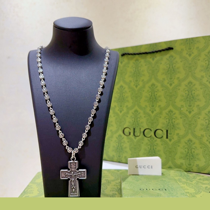 G*u*i necklaces